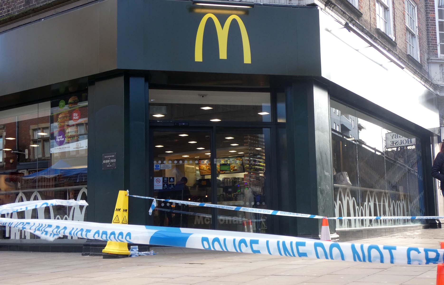 Man Stabebd in high Street left injured and bleeding